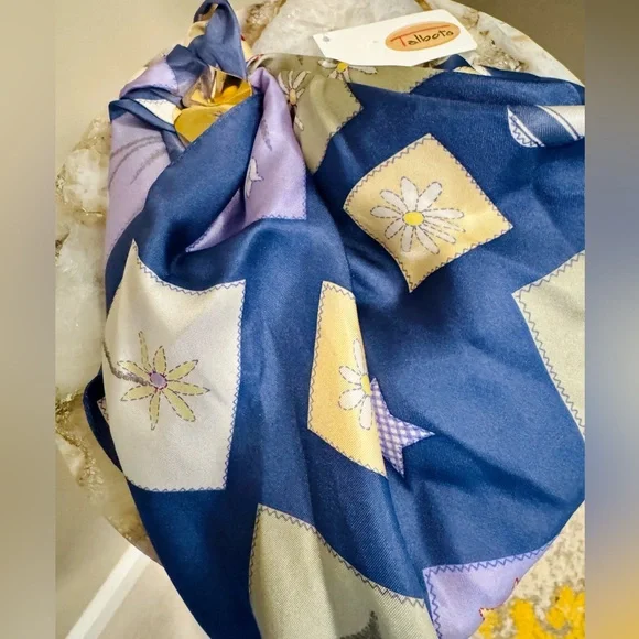 New Vintage Talbots Silk Scarf Blue Green Cottagecore Flowers Hearts Stars Daisy - Picture 4 of 4